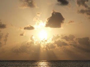 Sunce se probija kroz oblake iznad mora